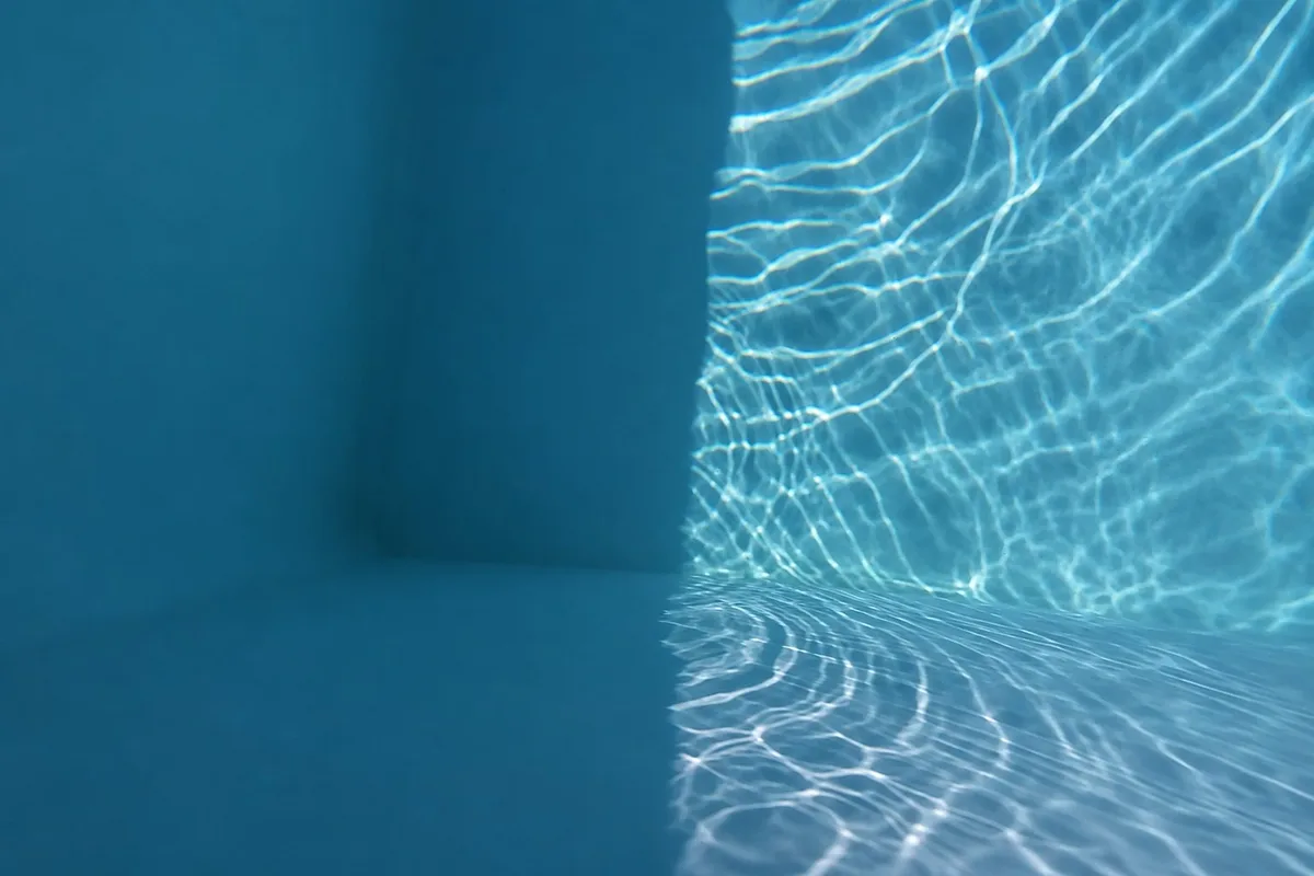 Angle piscine propre après nettoyage par robot Aiper Scuba S1