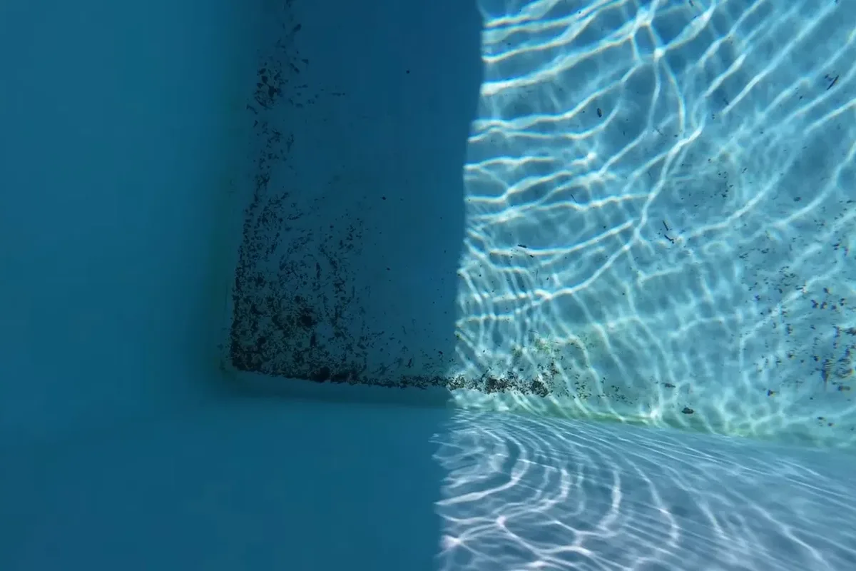 Angle piscine sale avant nettoyage robot Aiper Scuba S1