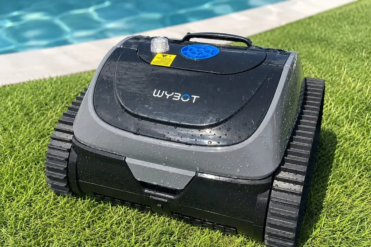 Wybot C1 robot piscine gros plan sur gazon au bord de la piscine