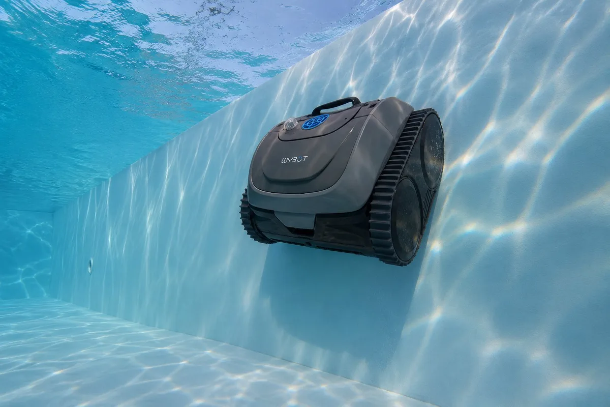 Wybot C1 robot piscine sur paroi sous eau