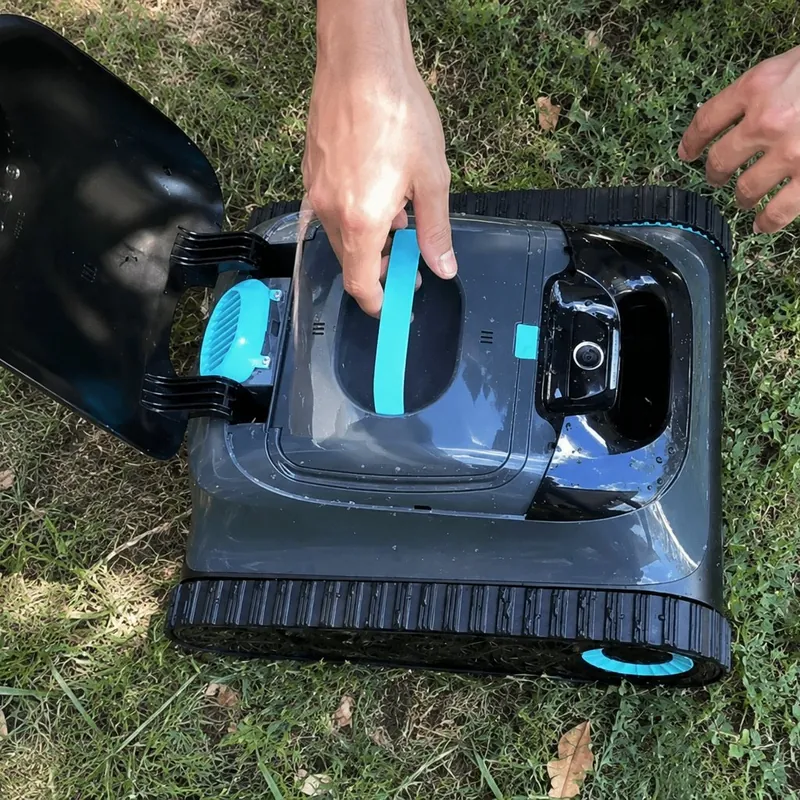 Bac filtre ouvert de l'Aiper Scuba S1 après un cycle fond et parois — notre test terrain