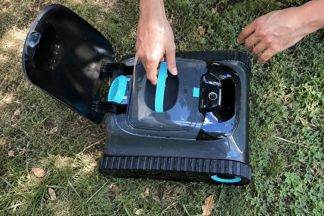 Aiper Scuba S1 bac à débris ouvert avec brosse rotative bleue et capteur, test PiscineVerdict