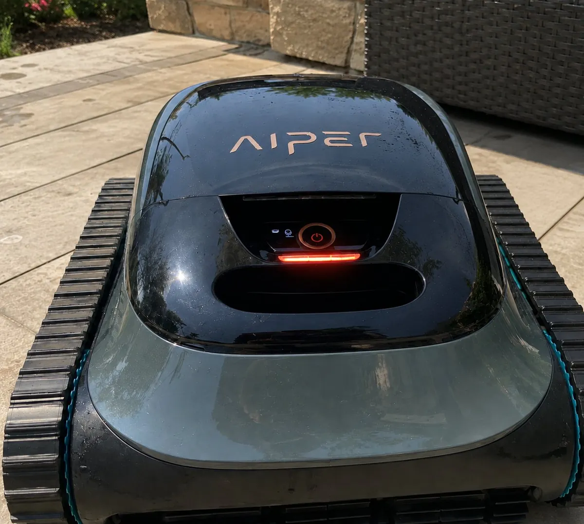 Aiper Scuba S1 robot piscine sans fil accroché paroi piscine test