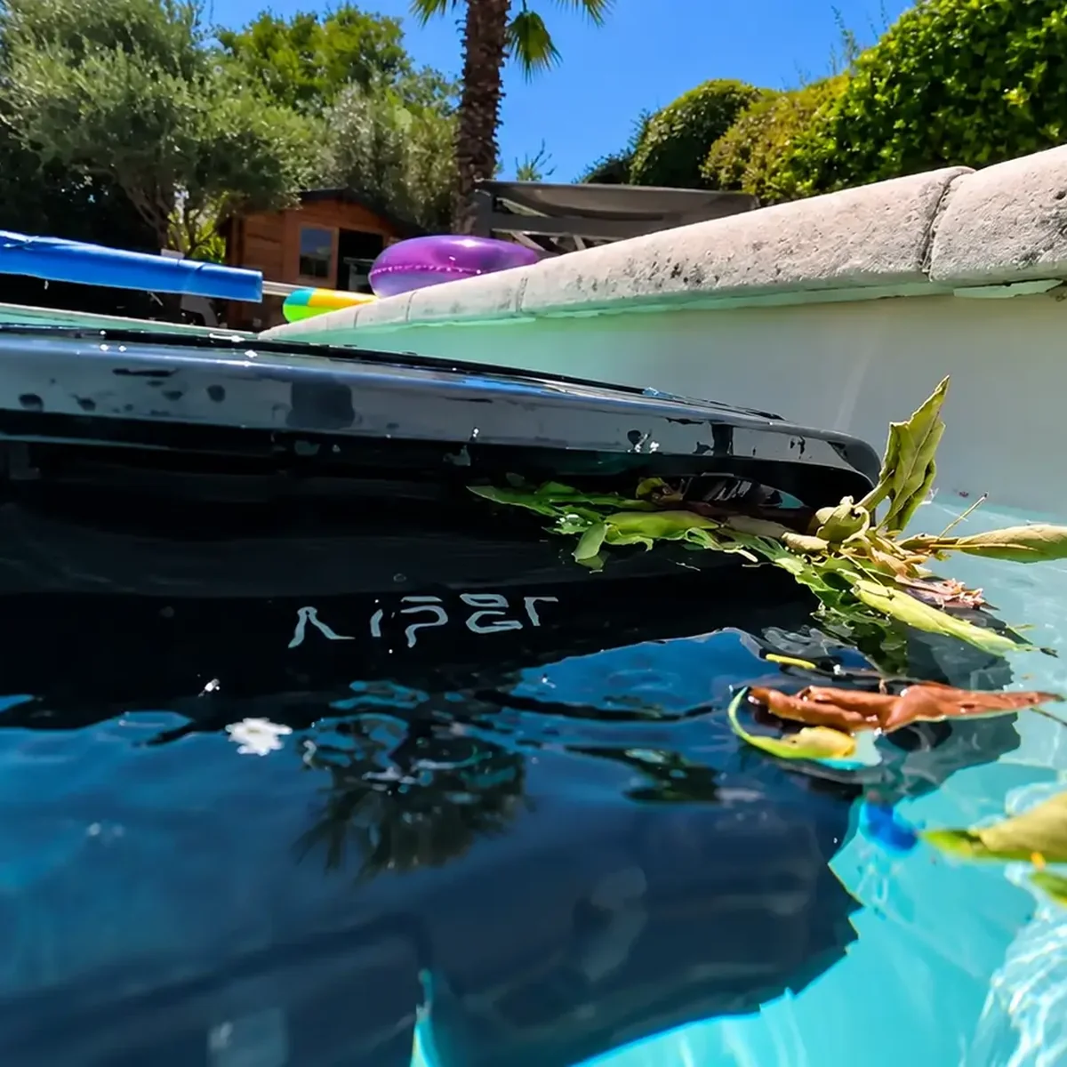 Aiper X1 Pro Max en mode surface aspirant un amas de feuilles à la surface de la piscine