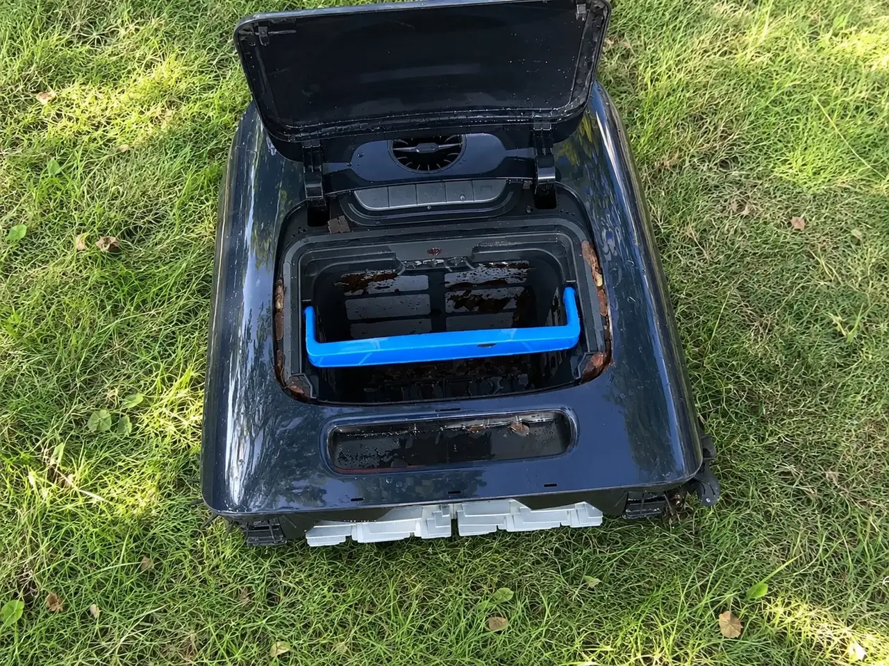 Robot Beatbot AquaSense 2 Ultra ouvert par le dessus, accès au bac de filtration par poignée bleue