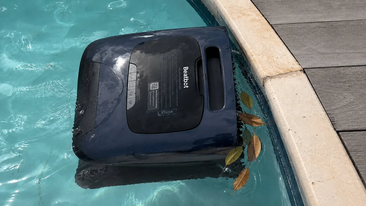 Beatbot AquaSense 2 Ultra flottant à la surface de l'eau pour aspirer les feuilles près du bord