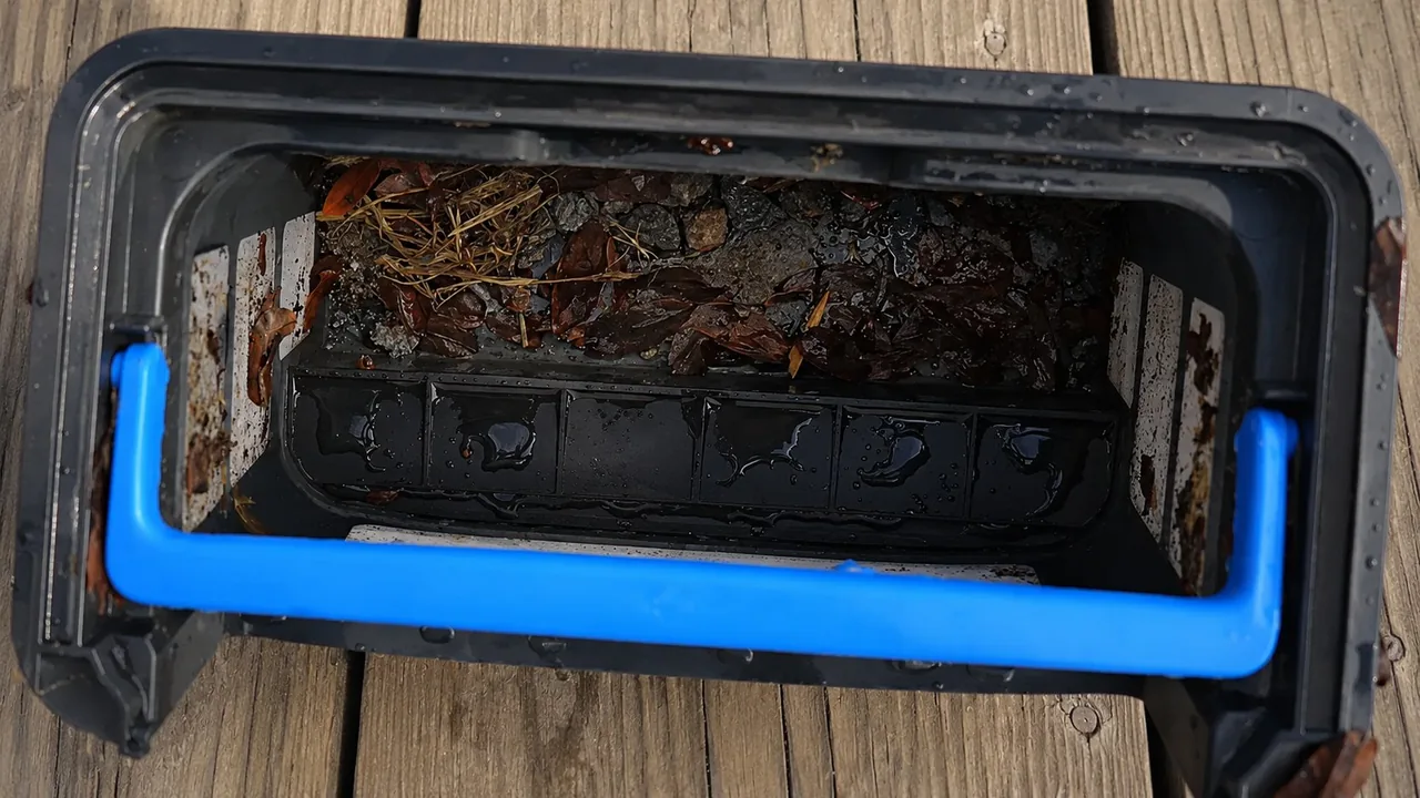 Bac de filtration du Beatbot AquaSense 2 Ultra rempli de feuilles mortes et de débris après nettoyage