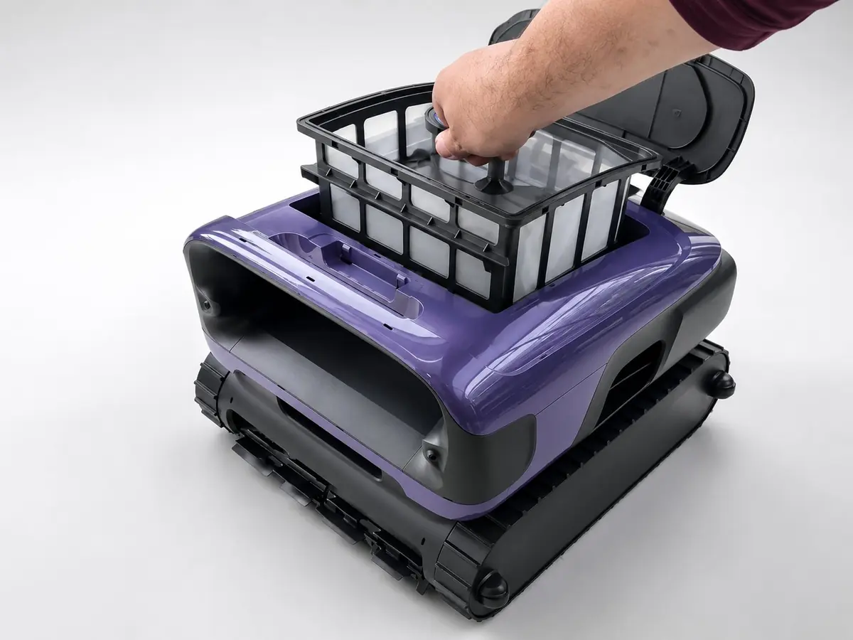 Main soulevant le panier de filtration 6 litres du Beatbot Sora 70 par le dessus du robot pour l'entretien