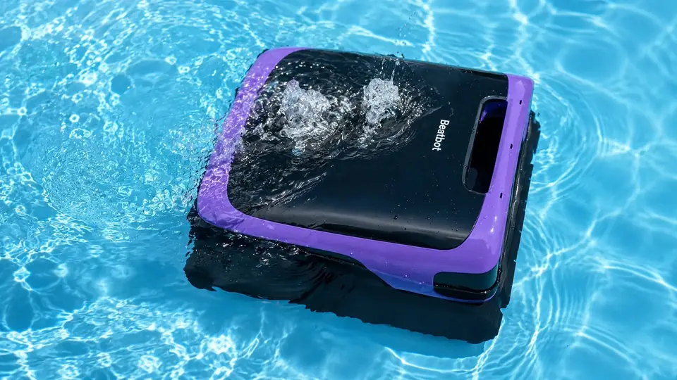 Robot piscine Beatbot Sora 70 lavande activant la fonction JetPulse avec deux jets d'eau convergents en surface d'une piscine