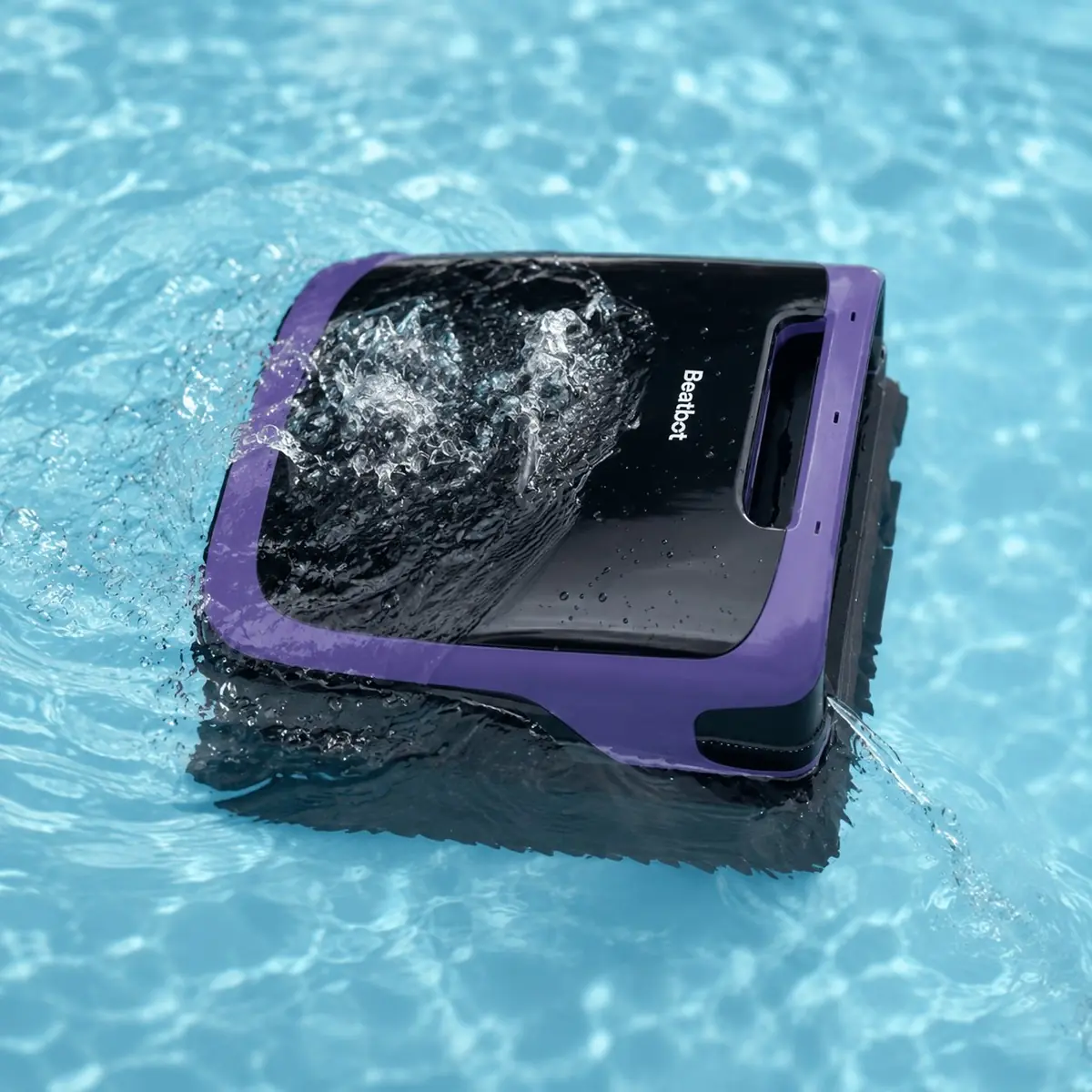 Vue rapprochée du Beatbot Sora 70 créant un vortex avec ses deux jets JetPulse pour aspirer les feuilles et insectes flottants