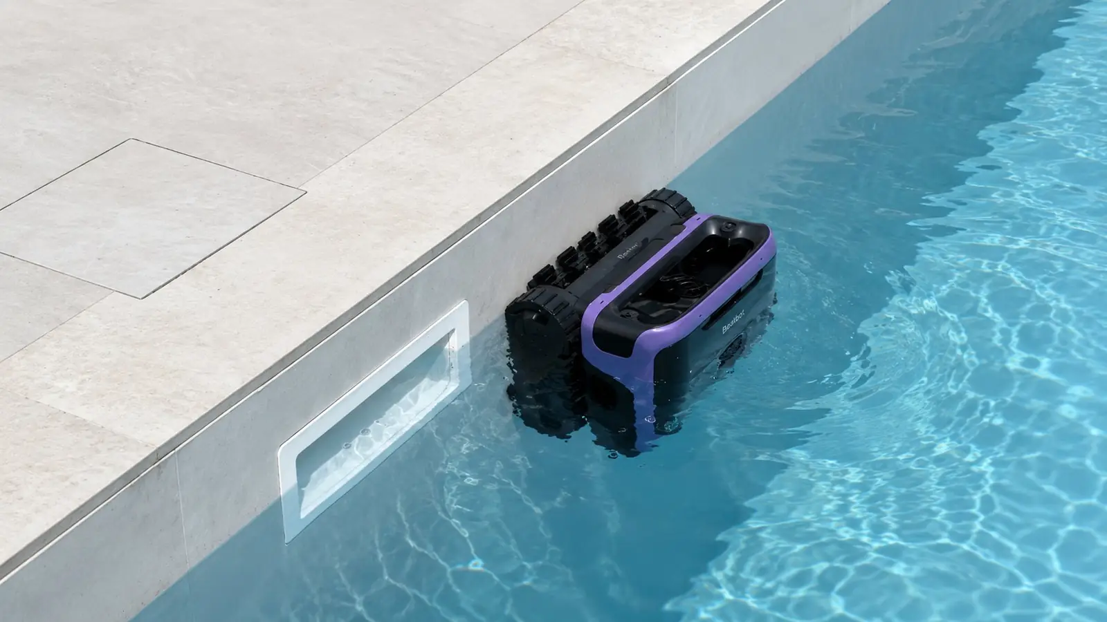 Beatbot Sora 70 grimpant sur la paroi verticale d'une piscine pour nettoyer la ligne d'eau à côté du skimmer