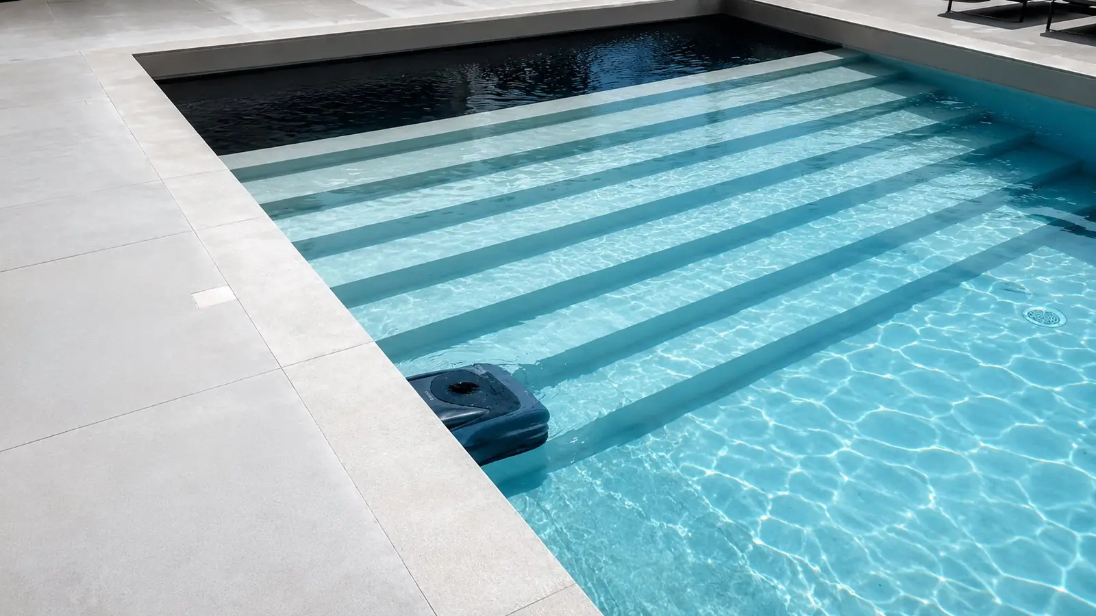 Robot Beatbot Sora 70 nettoyant les marches d'une plage immergée dans seulement 20 cm d'eau