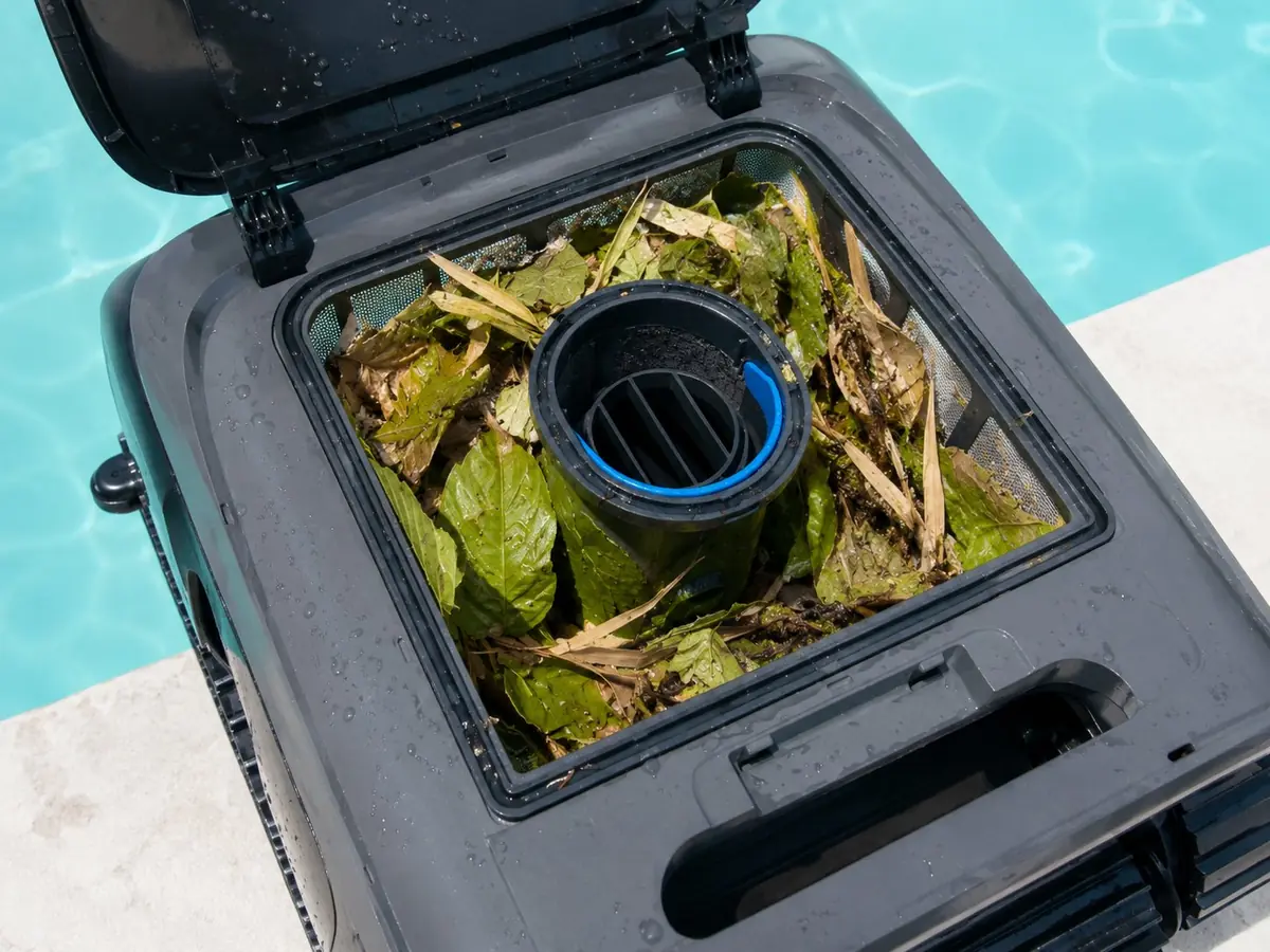 Bac de filtration 6 litres du Beatbot Sora P7 ouvert et rempli de feuilles après un cycle de nettoyage