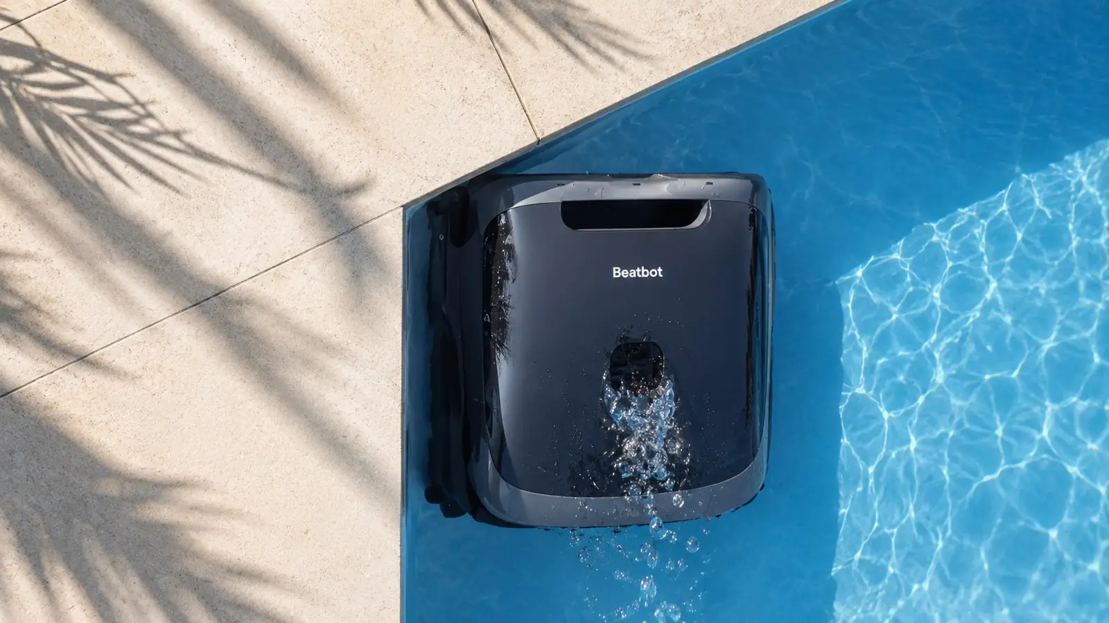 Vue du dessus du Beatbot Sora P7 stationné au bord de la piscine pendant sa vidange automatique