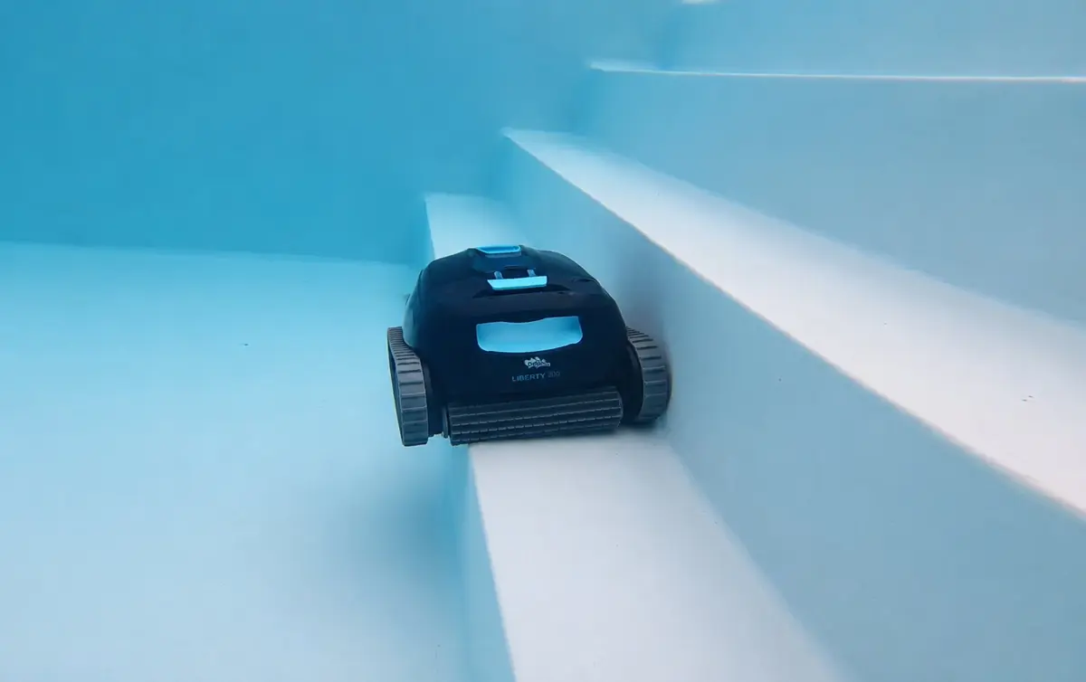 Dolphin Liberty 300 robot piscine sans fil sur les escaliers immergés