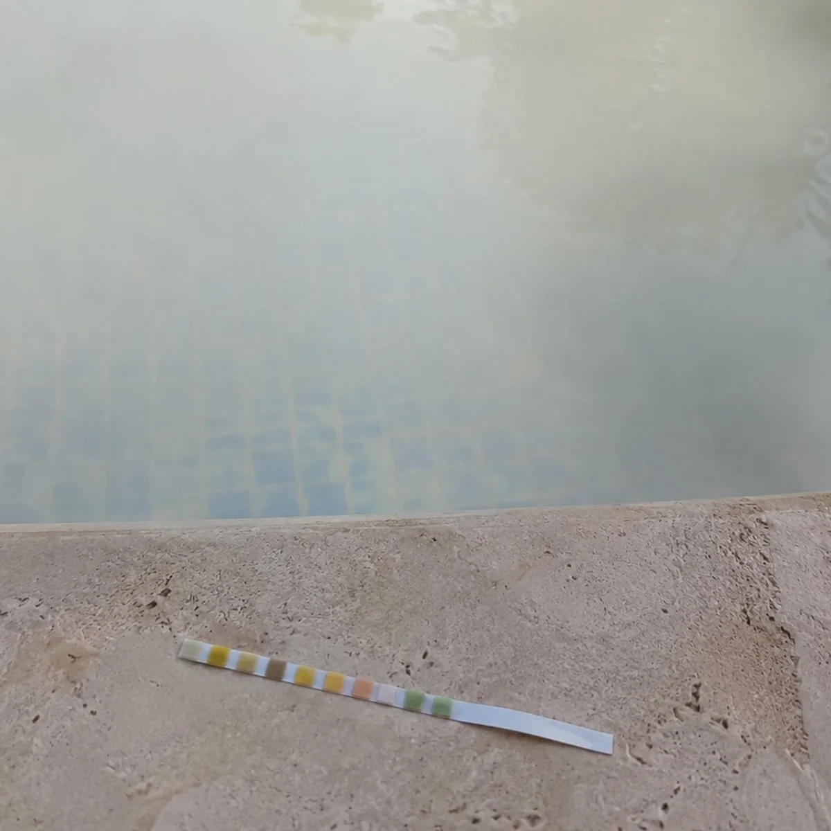 Eau de piscine trouble : que faire ?
