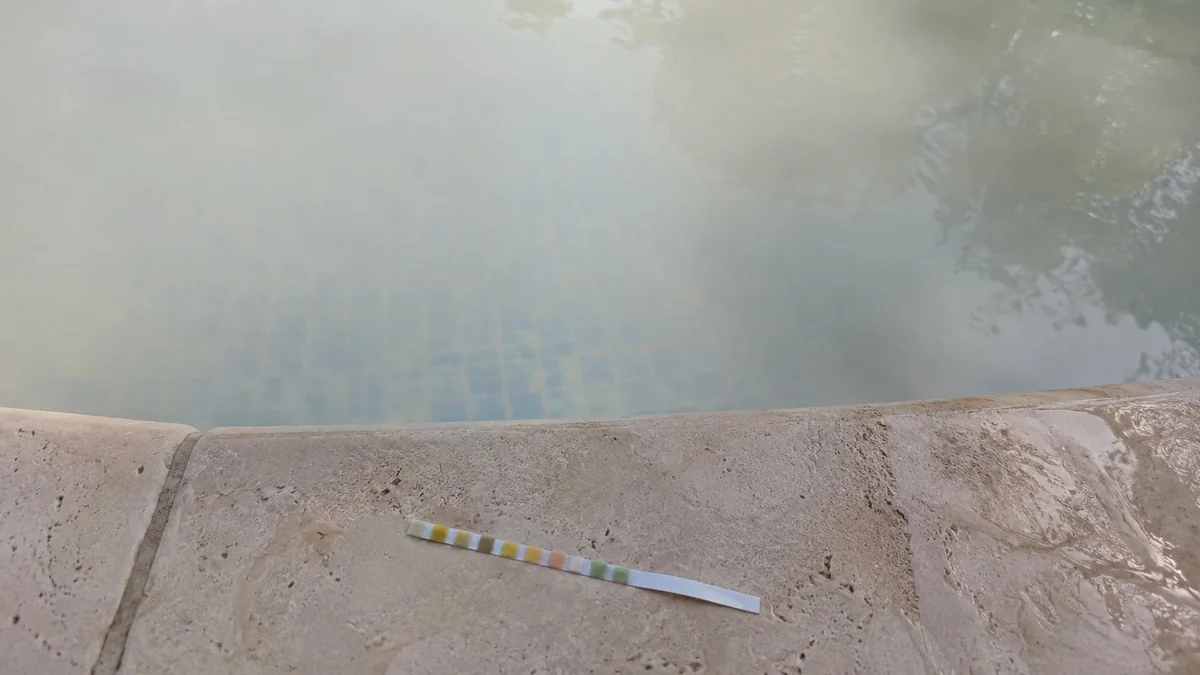 Eau de piscine trouble laiteuse blanchâtre — diagnostic et traitement