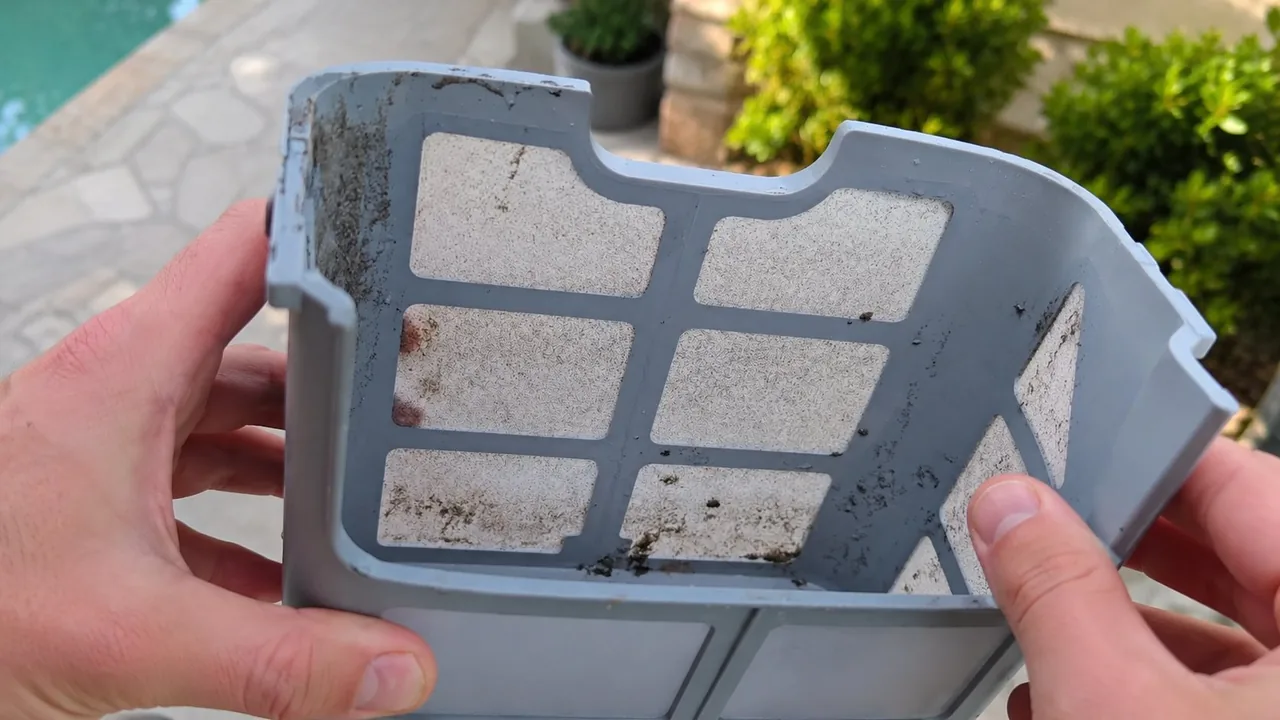 Panier filtre fin du Beatbot AquaSense 2 Ultra encrassé de sédiments après un cycle de nettoyage