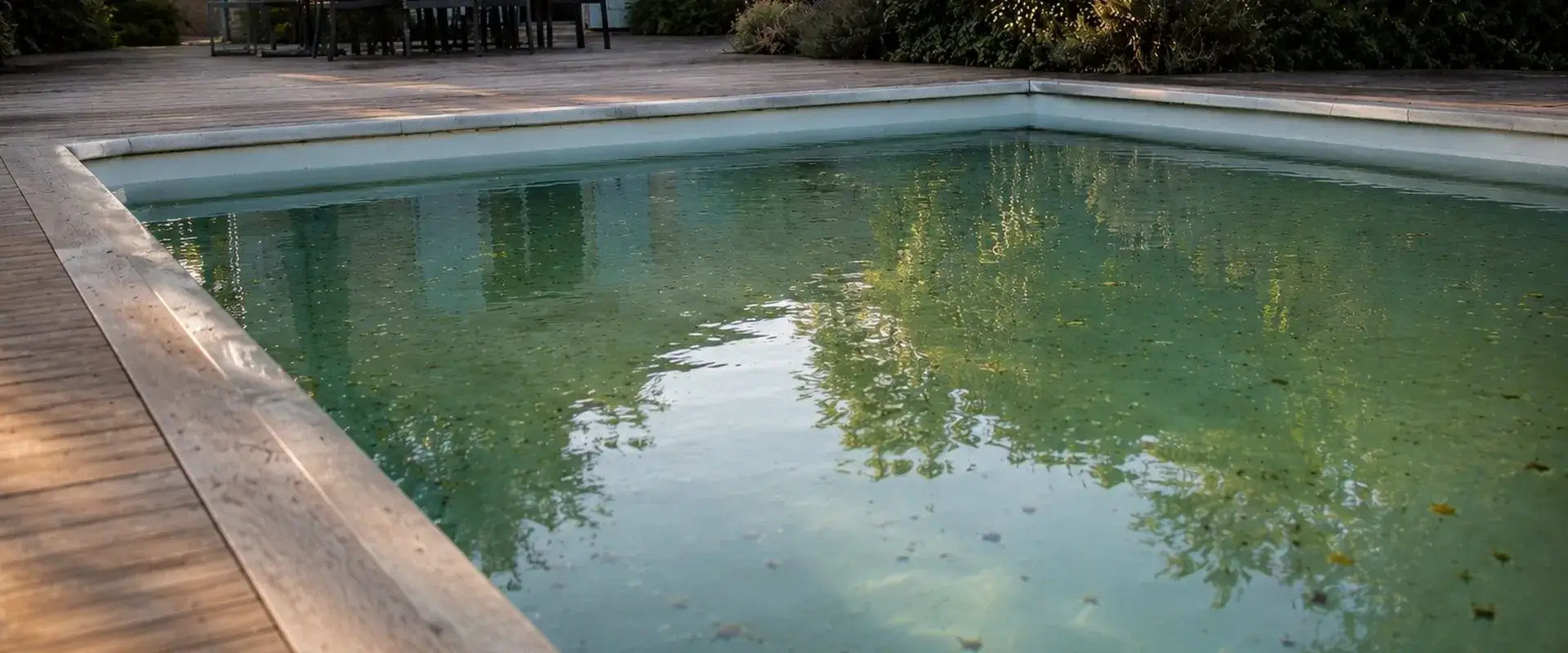 Piscine creusée à l'eau verte en réouverture annuelle — diagnostic et traitement
