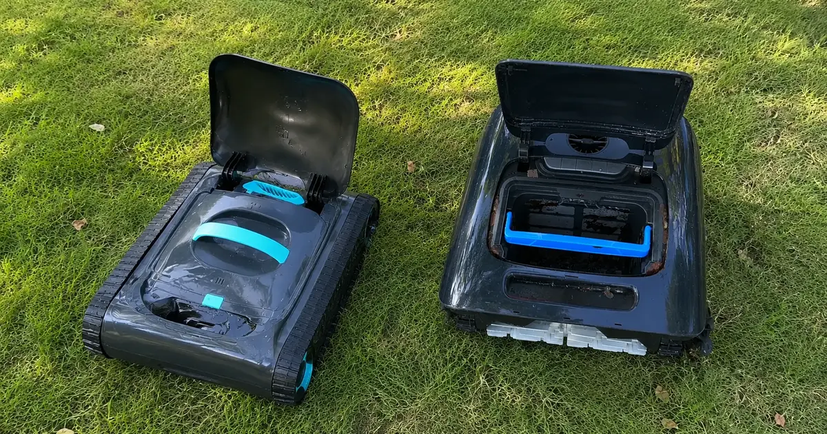 Deux robots piscine sans fil côte à côte pour aider à choisir quel modèle acheter