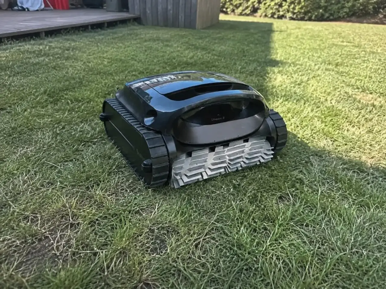 Robot piscine sans fil Beatbot AquaSense 2 Ultra vu de côté, chenilles tout-terrain pour le fond et les parois
