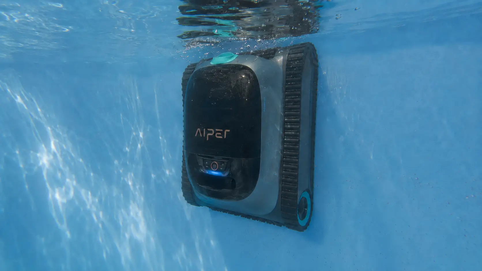 Aiper Scuba S1 plaqué contre la paroi d'une piscine à la ligne d'eau, bulles d'air, test d'adhérence