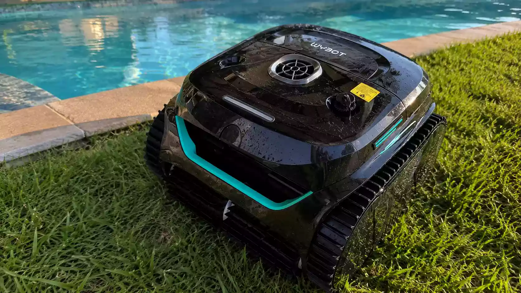 Robot piscine sans fil Wybot C2 posé au bord du bassin, test terrain