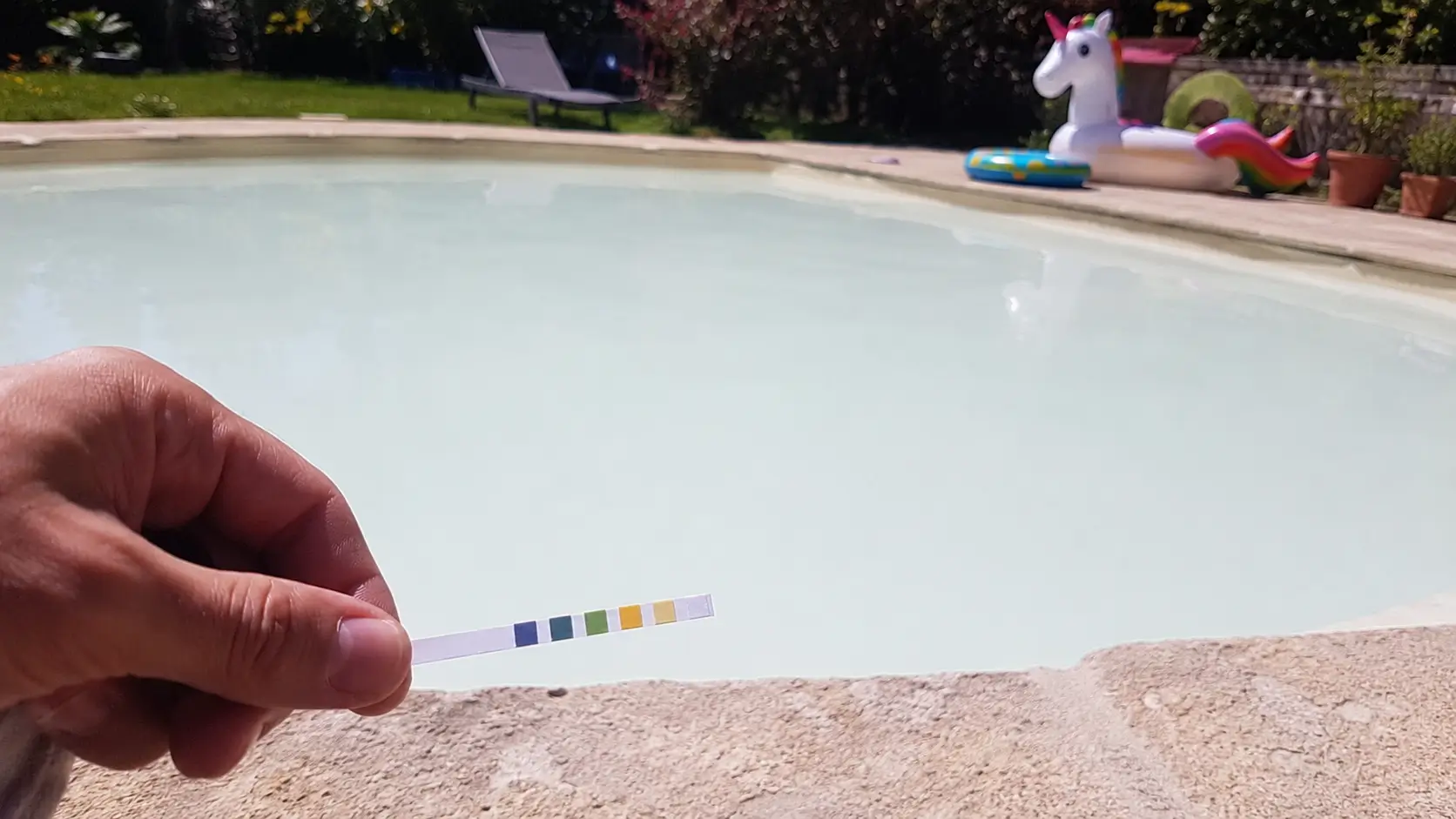 Eau de piscine laiteuse et opaque, test avant de décider si la baignade est possible