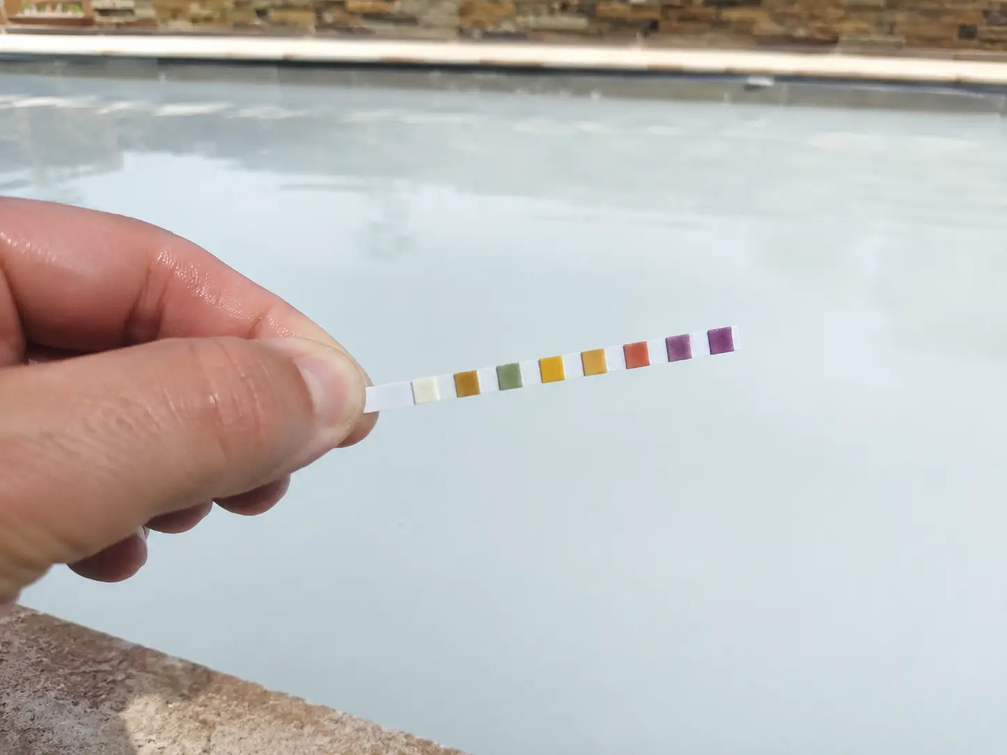 Eau de piscine laiteuse : peut-on se baigner ?