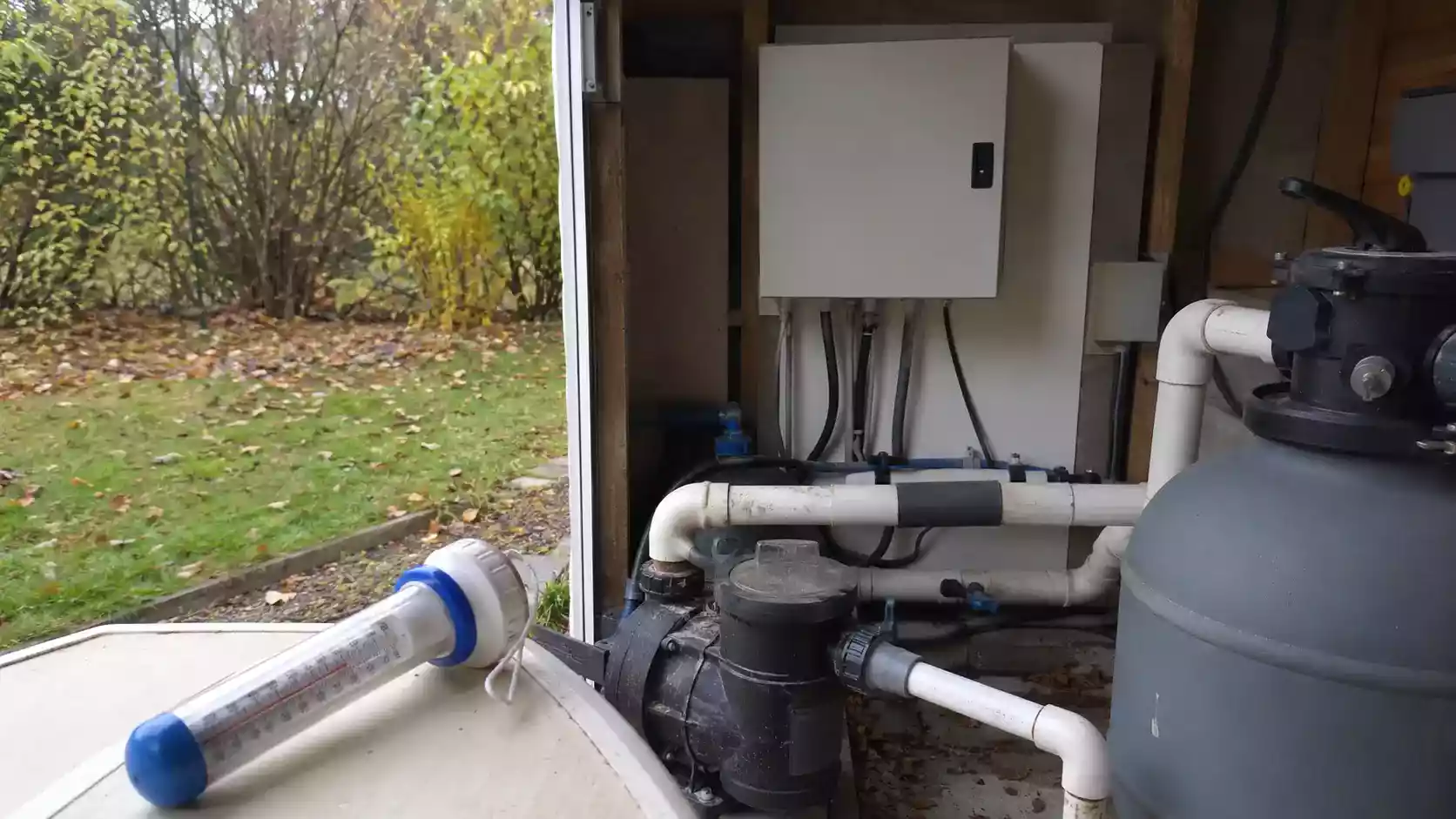 Local technique de piscine avec pompe de filtration et thermomètre, hivernage actif ou passif
