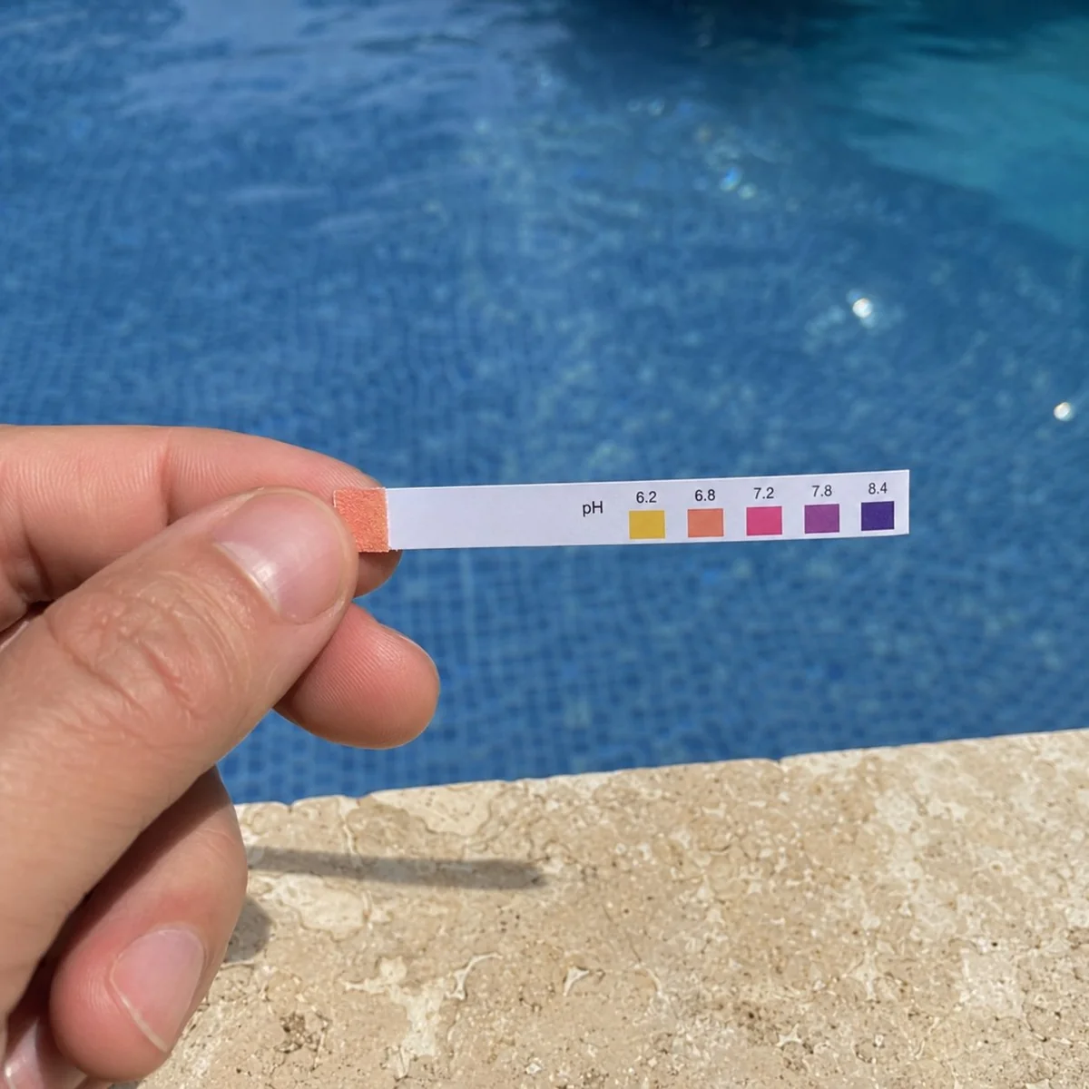 pH piscine au sel : pourquoi il monte toujours (et comment le stabiliser)