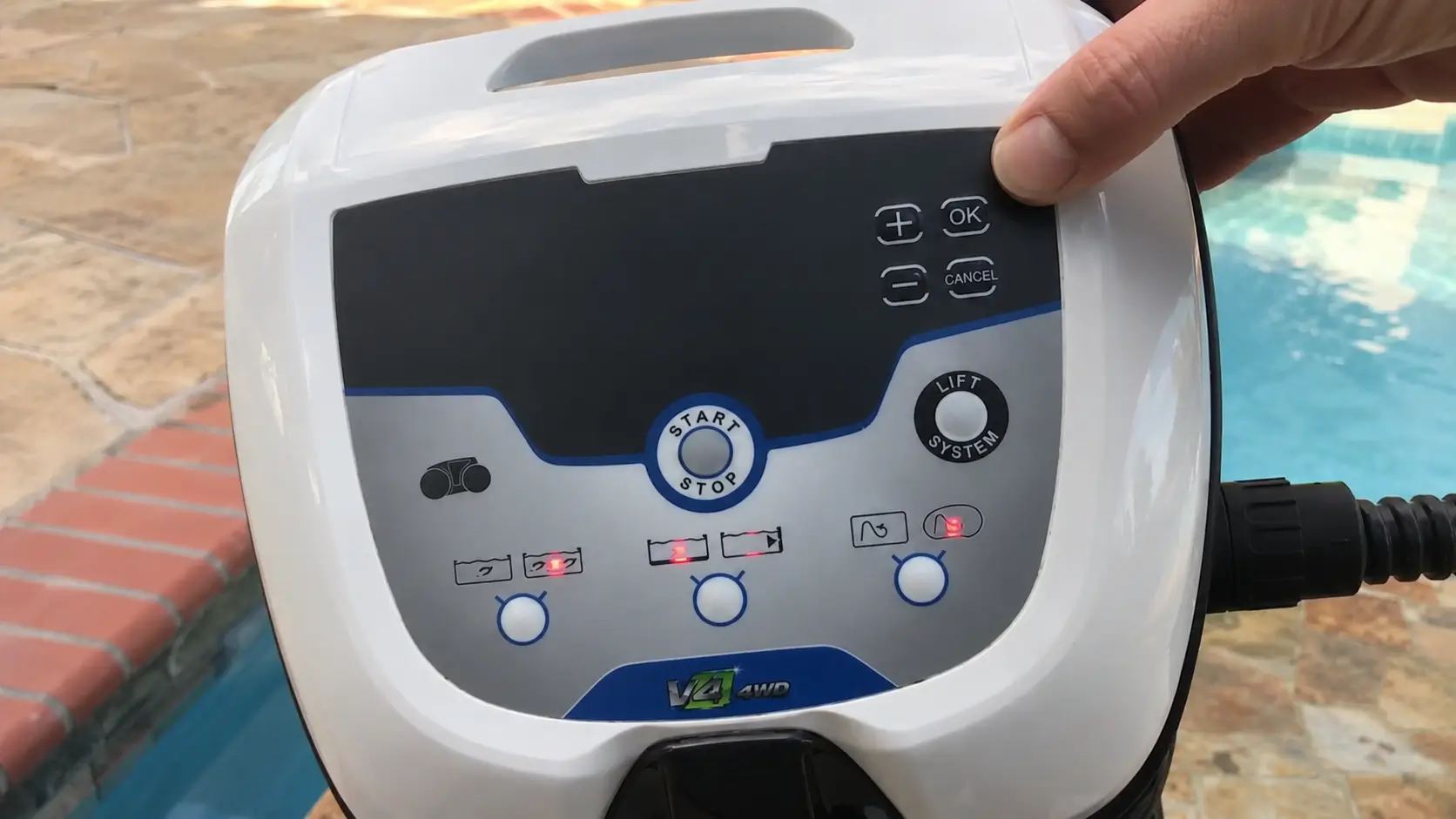 Boîtier de commande Zodiac Vortex 3 à réinitialiser Boîtier de commande d'un robot Zodiac Vortex avec voyants rouges allumés au bord de la piscine, procédure de reset identique sur le Vortex 4