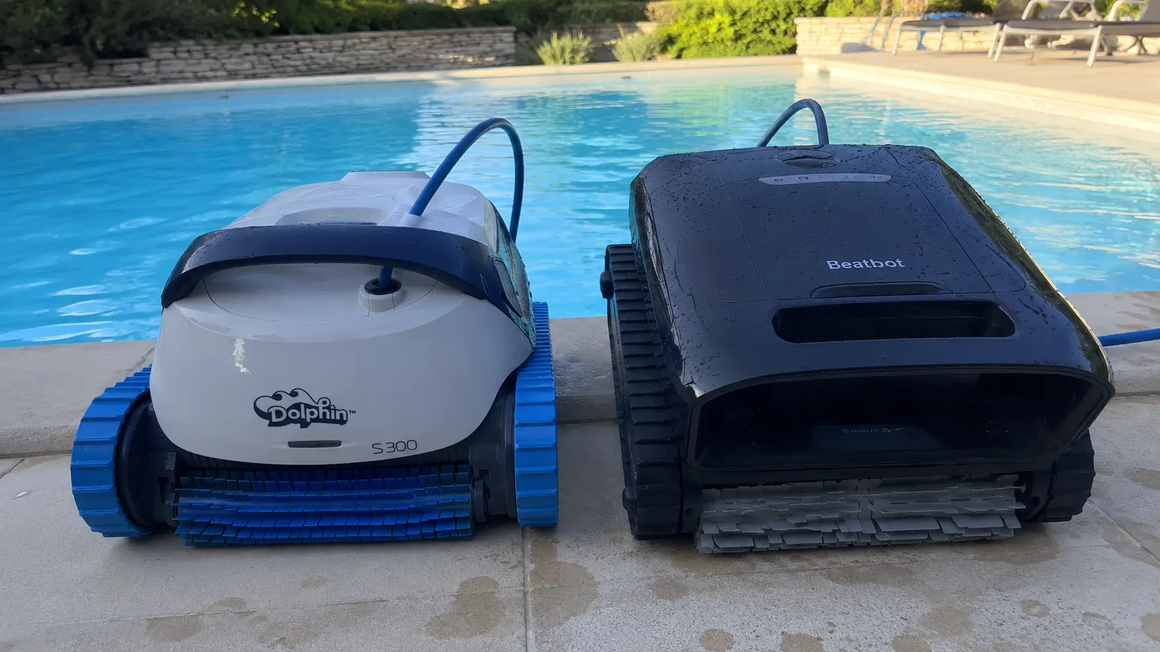 Robot Dolphin Liberty 300 et robot Beatbot AquaSense 2 Ultra côte à côte au bord d'une piscine en France, comparatif test terrain
