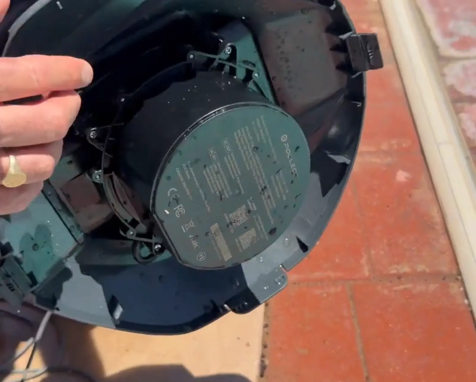 Bloc moteur et batterie du Ultenic Pooleco 10 à l’intérieur de la coque