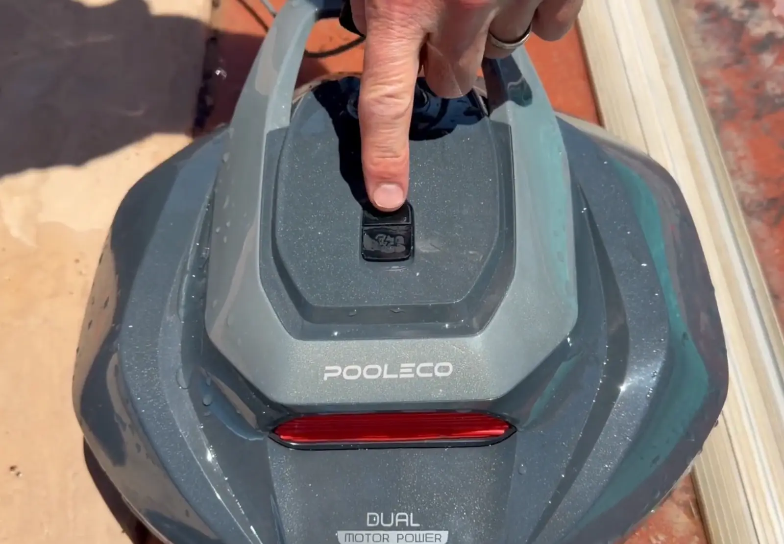 Bouton marche unique du robot Ultenic Pooleco 10 avec la LED d’état rouge