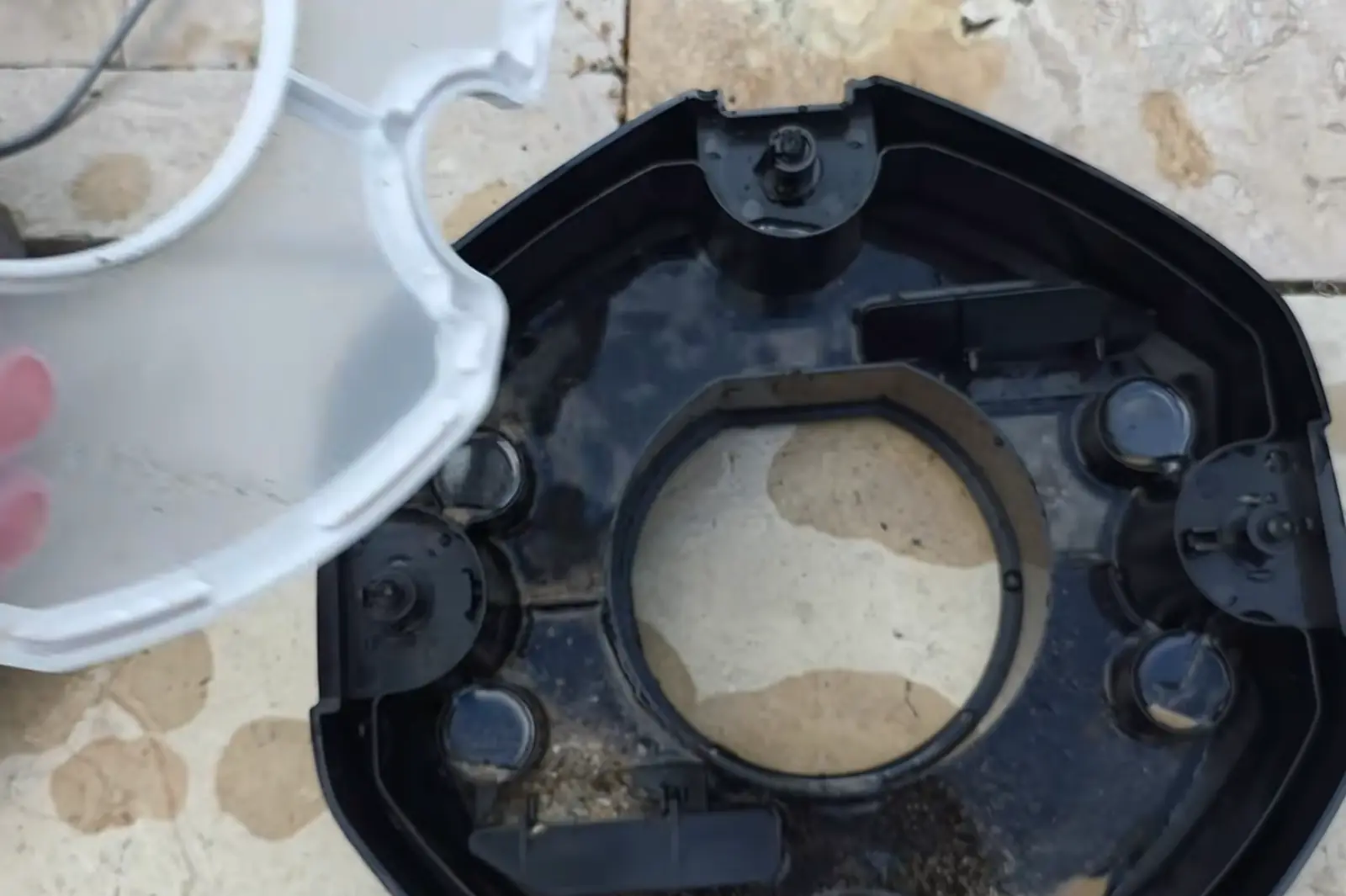 Châssis et quatre roues du Ultenic Pooleco 10 vus par le dessous