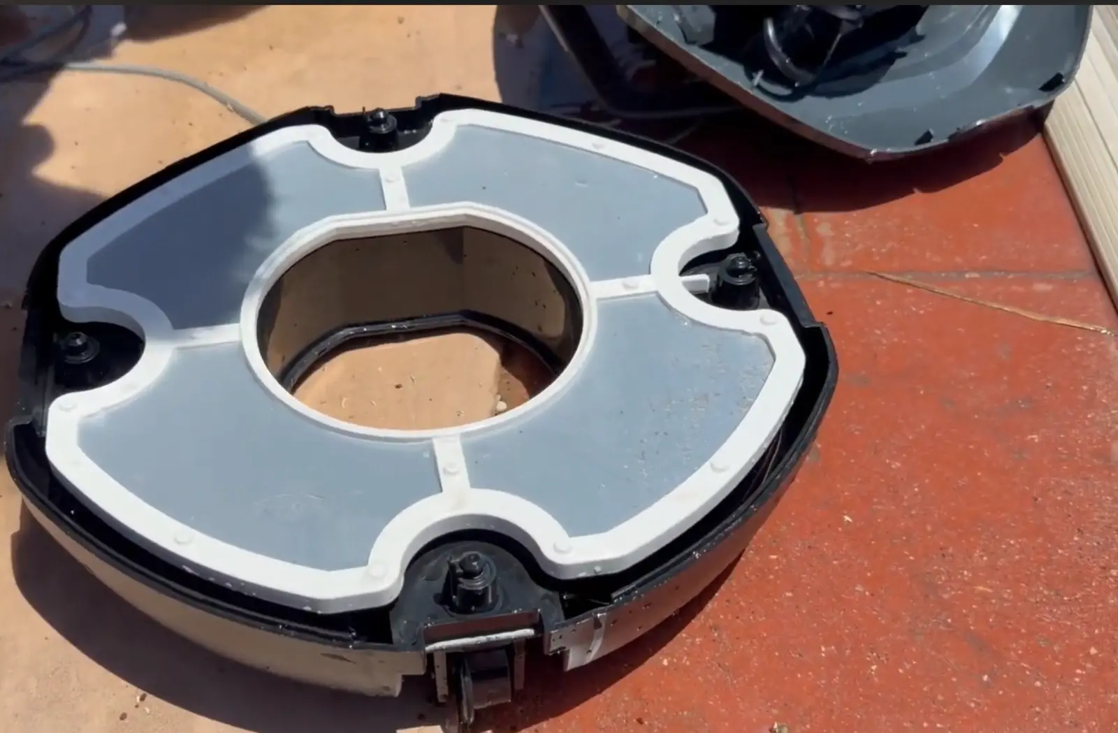Filtre panier du Ultenic Pooleco 10 démonté pour le rinçage