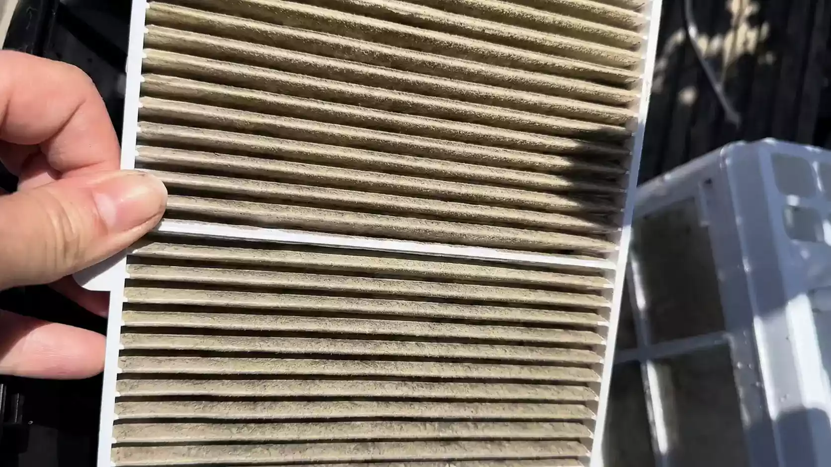Filtre ultra-fin 10 microns du Wybot C2 chargé de poussière fine après un cycle de nettoyage