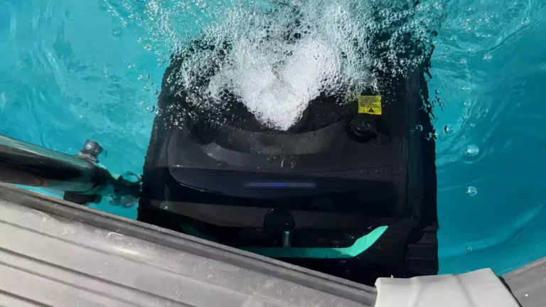 Wybot C2 qui grimpe la paroi d'une piscine sous l'eau pendant notre test