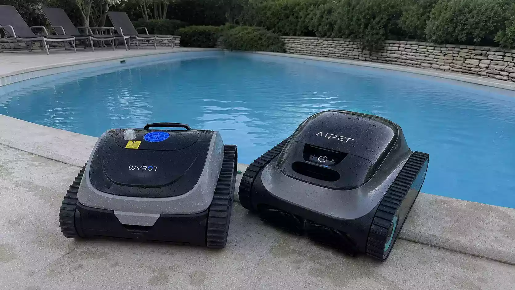 Aiper Scuba S1 et Wybot C1 côte à côte au bord de la piscine, comparatif de deux robots sans fil