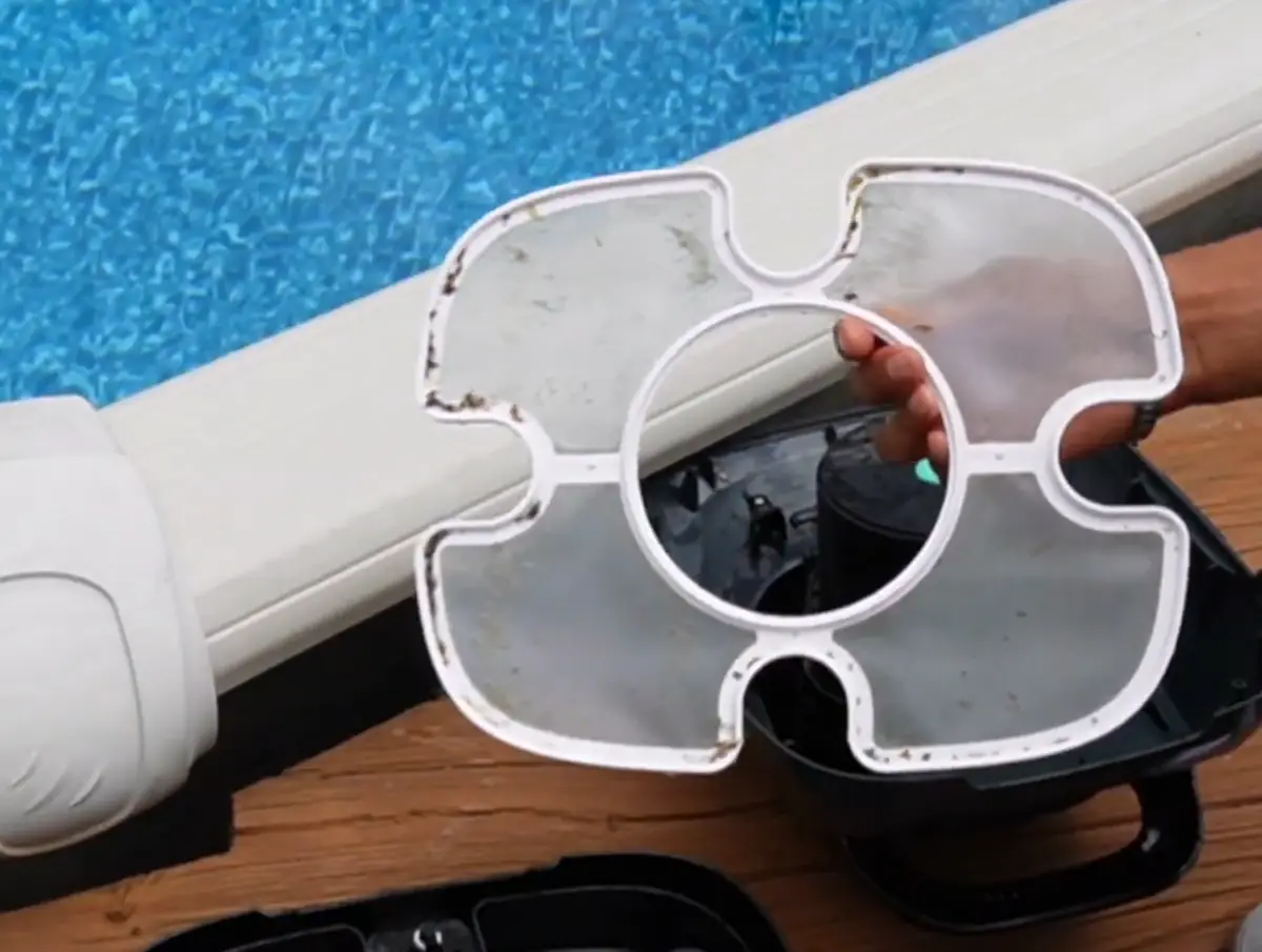 Bac filtre de l'Aiper Scuba SE retiré du robot pour être vidé