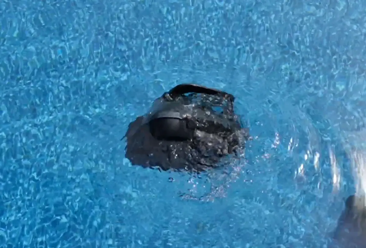 L'Aiper Scuba SE s'immerge en chassant l'air juste après la mise à l'eau