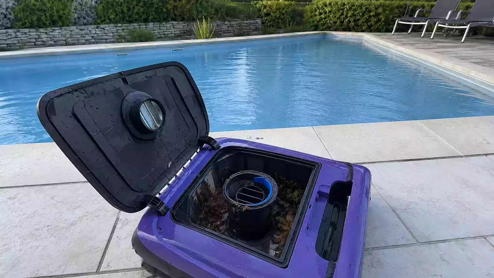 Main soulevant le panier de filtration 6 litres du Beatbot Sora 70 par le dessus du robot pour l'entretien