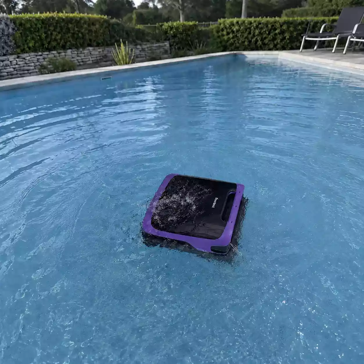 Vue rapprochée du Beatbot Sora 70 créant un vortex avec ses deux jets JetPulse pour aspirer les feuilles et insectes flottants