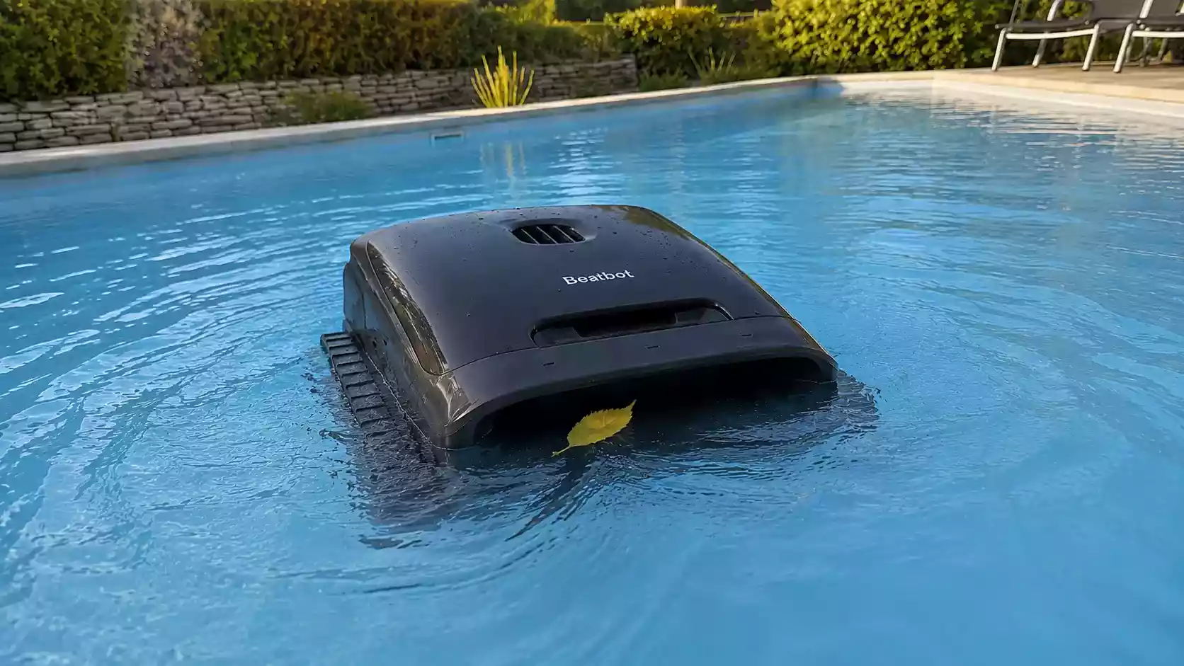 Beatbot Sora P7 en mode surface aspirant une feuille flottante dans la piscine