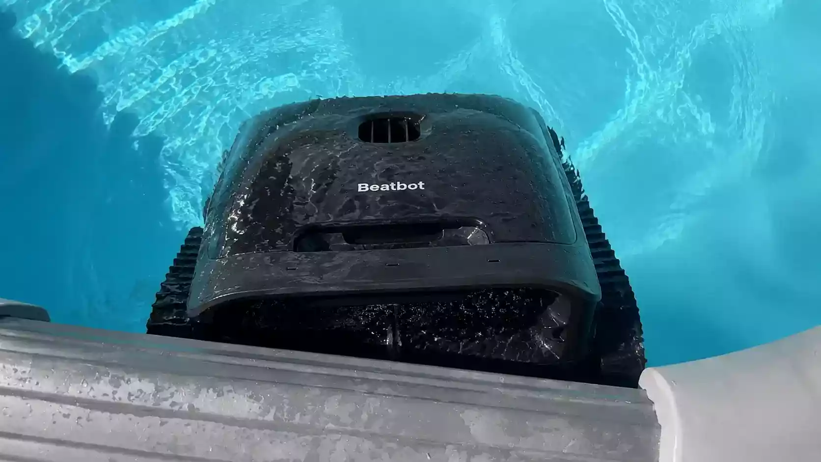 Beatbot Sora P7 grimpant la paroi de la piscine pour nettoyer la ligne d'eau