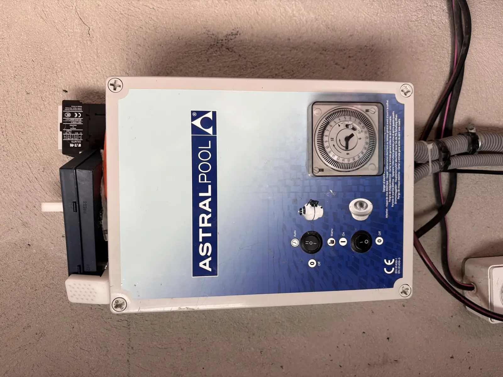 Coffret électrique de piscine AstralPool avec horloge de programmation, réglage des plages de filtration