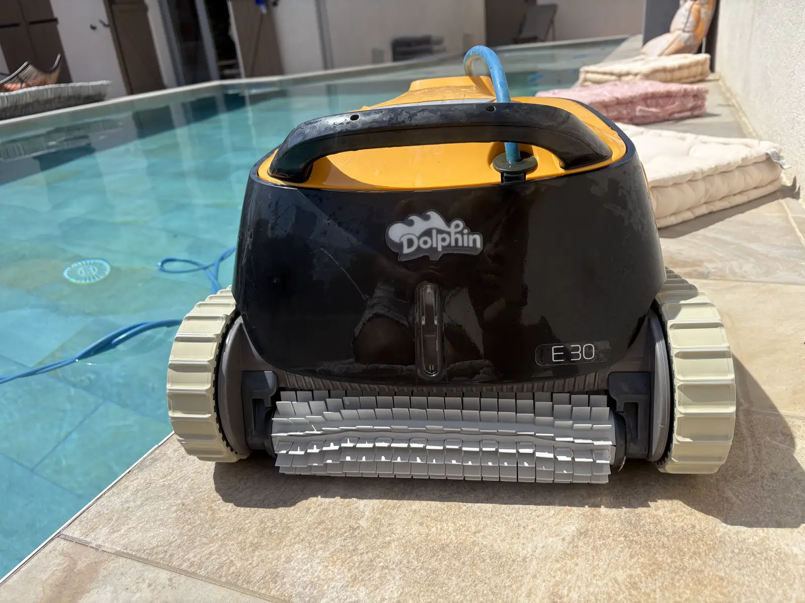Robot piscine Dolphin E30 testé par Piscine Verdict