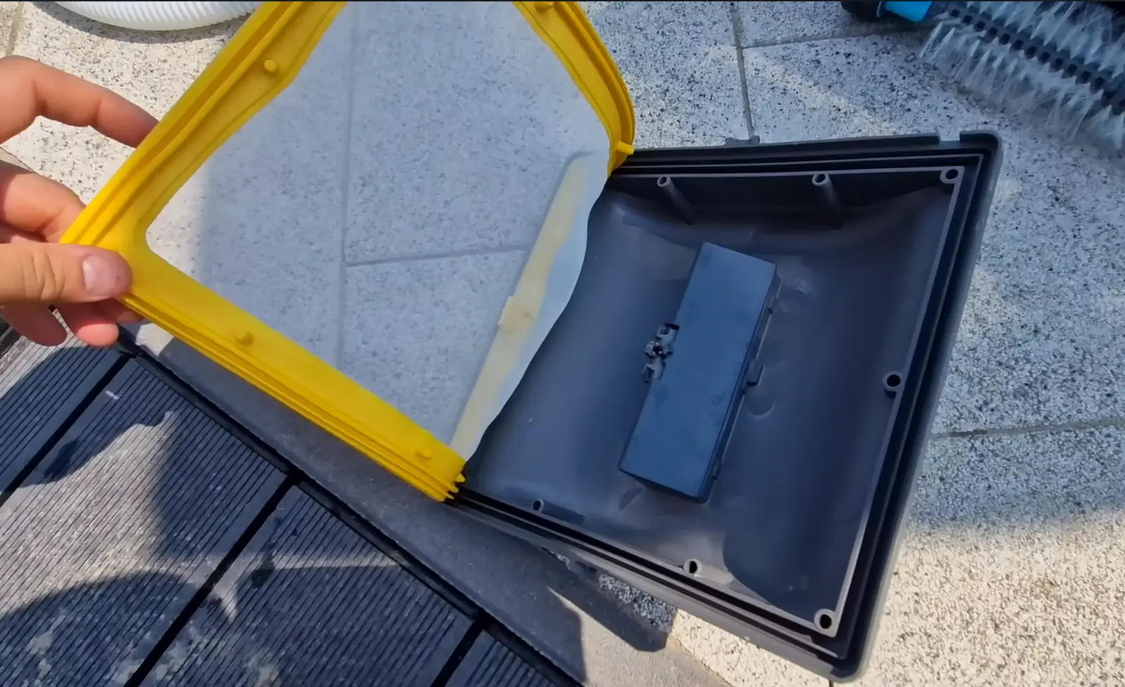 Bac collecteur de l'Intex ZX300 ouvert : cadre jaune et tamis fin à rincer au jet