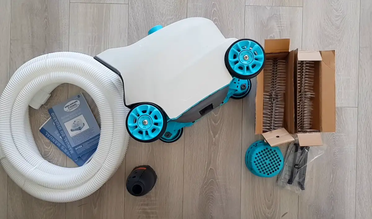 Déballage de l'Intex ZX300 : robot, tuyau antitorsion 6,5 m, brosses de rechange et adaptateur de refoulement